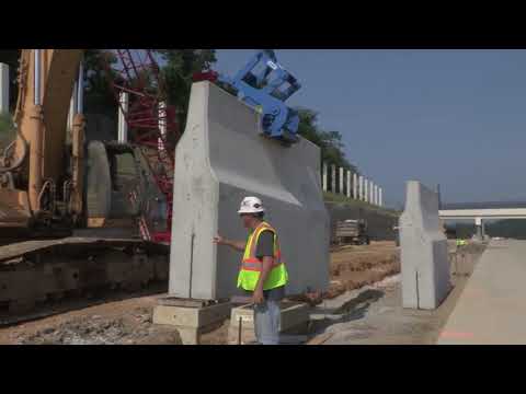 KL40000  | Video of Kenco Lifter Moving 8 Foot High Wall